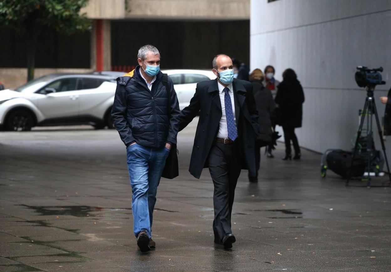 Manuel Sastre, a la izquierda, con su letrado, Javier Díaz Dapena, antes de declarar el pasado marzo. 