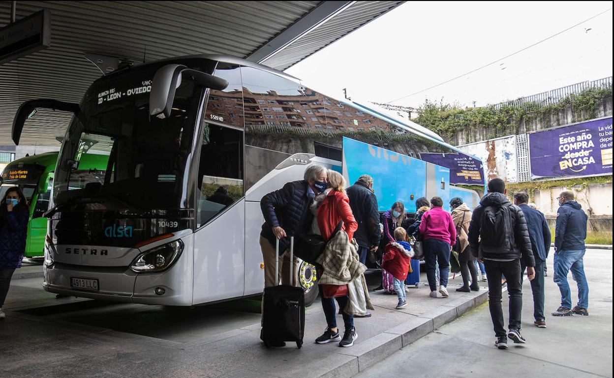 Llegada del autobús a Oviedo procedente de Madrid.
