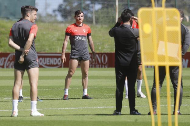 Víctor Campuzano, ayer, con el grupo, antes del inicio del entrenamiento en Mareo.