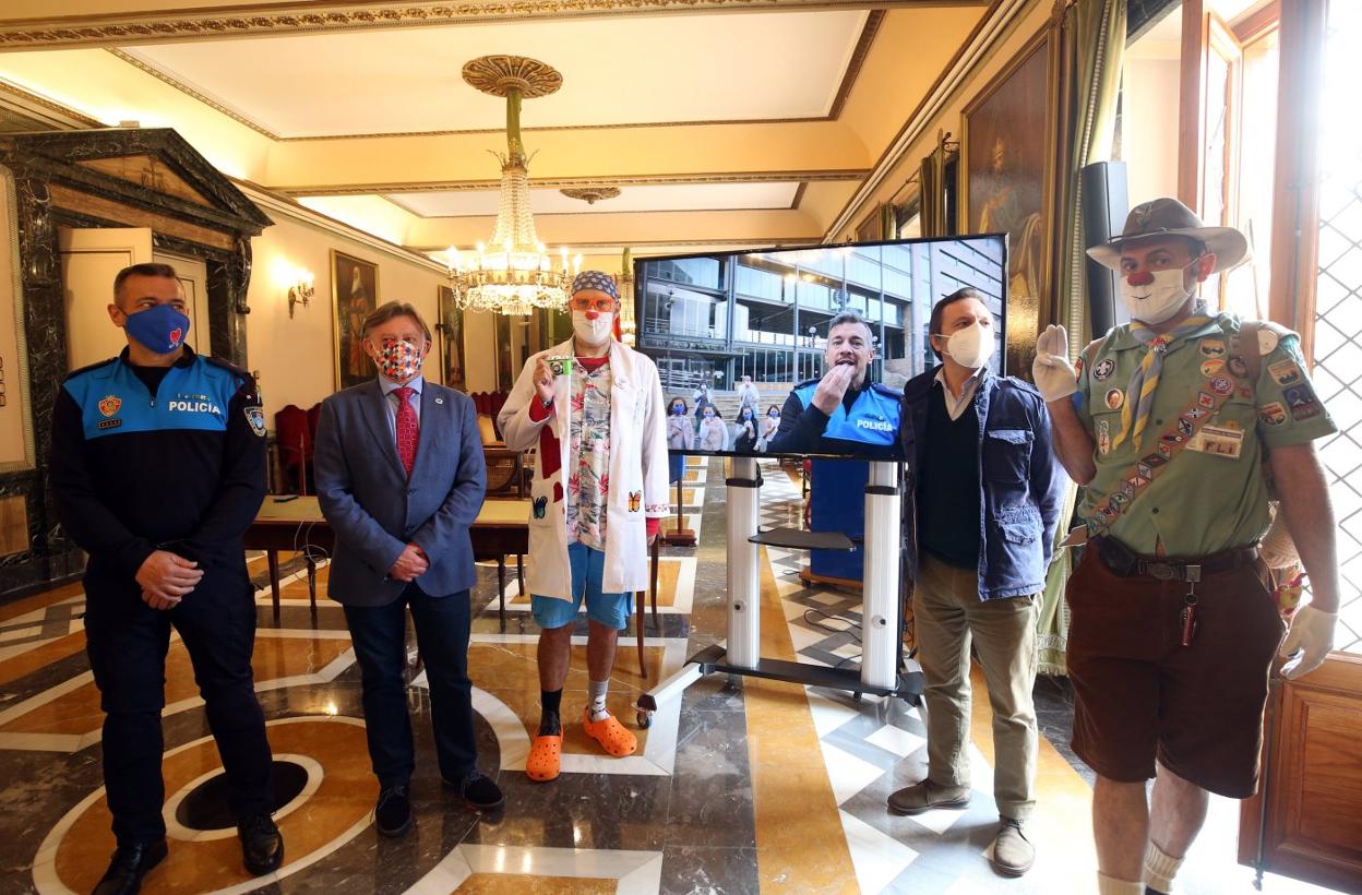 José Vázquez, José Ramón Prado, el payaso Antelito, Fernando Malva y Fli durante la presentación del videoclip en el Salón de Plenos. 