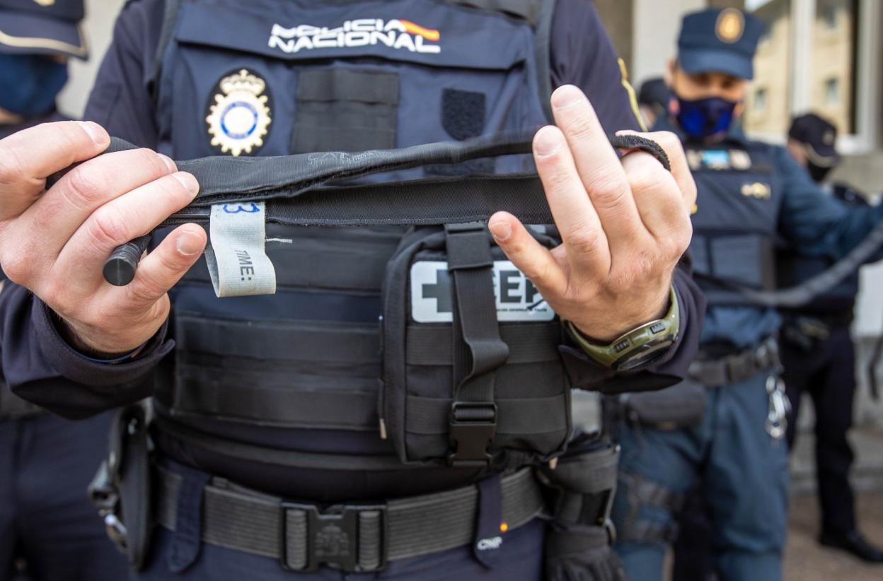 Un torniquete que se usará en caso de hemorragia. 