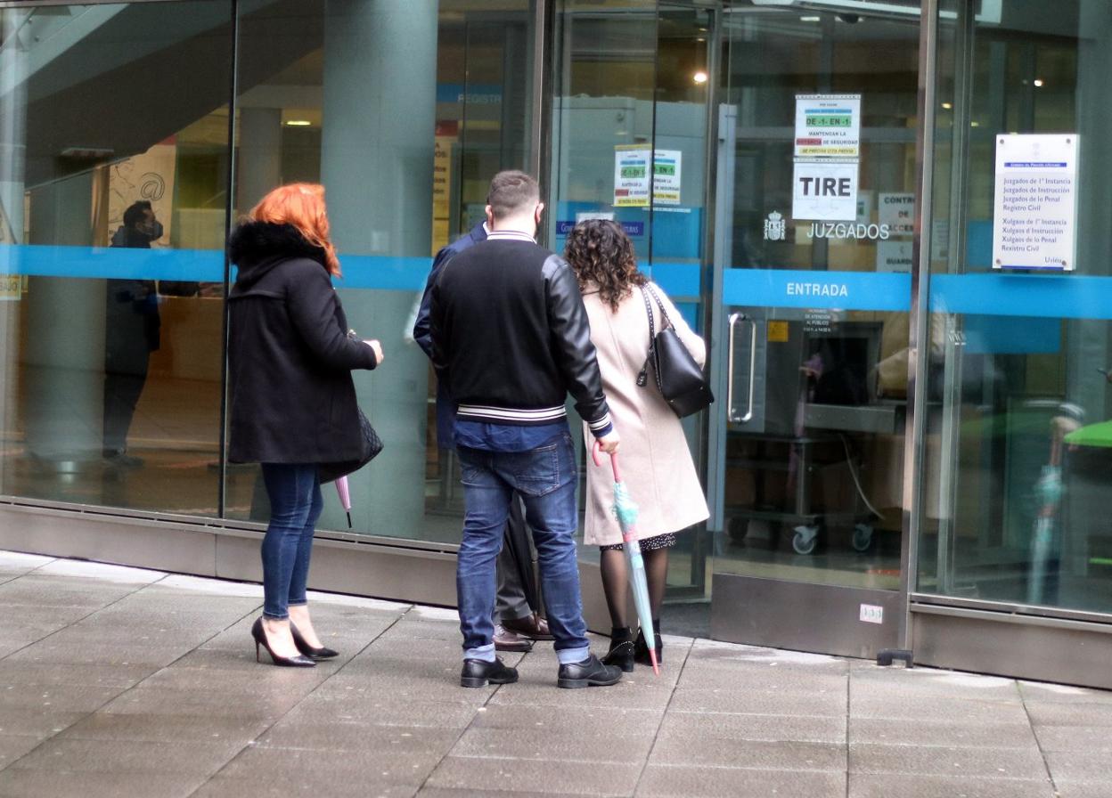 El joven, a la entrada de los juzgados en Oviedo. 