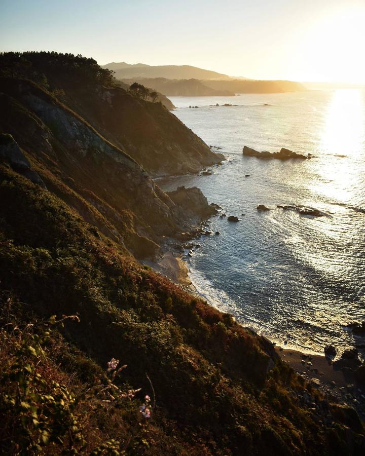 Mirador del Espíritu Santo: Otro de los balcones costeros asturianos privilegiados es el Mirador del Espíritu Santo, que reposa sobre la desembocadura del río Nalón, elevándose unos 80 metros sobre el acantilado. Su nombre viene de la ermita que se levanta sobre este lugar y cuya construcción se remonta al siglo XV. Un lugar que antiguamente hacía las veces de faro y desde donde contemplarás algunas de las panorámicas más espectaculares del litoral asturiano.