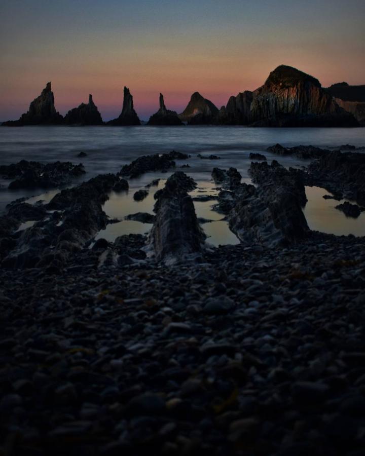 Playa de Gueirúa: Bonita, llamativa y con un paisaje natural único, así es como podría definirse la Playa de Gueirúa. Una de las playas más impresionantes de España y que encontrarás ubicada en el concejo de Cudillero y concretamente en la parte occidental de Asturias. Destaca por ser una playa de grava, con su característica forma de concha y su imponente acantilado con unos 80 metros de altura.