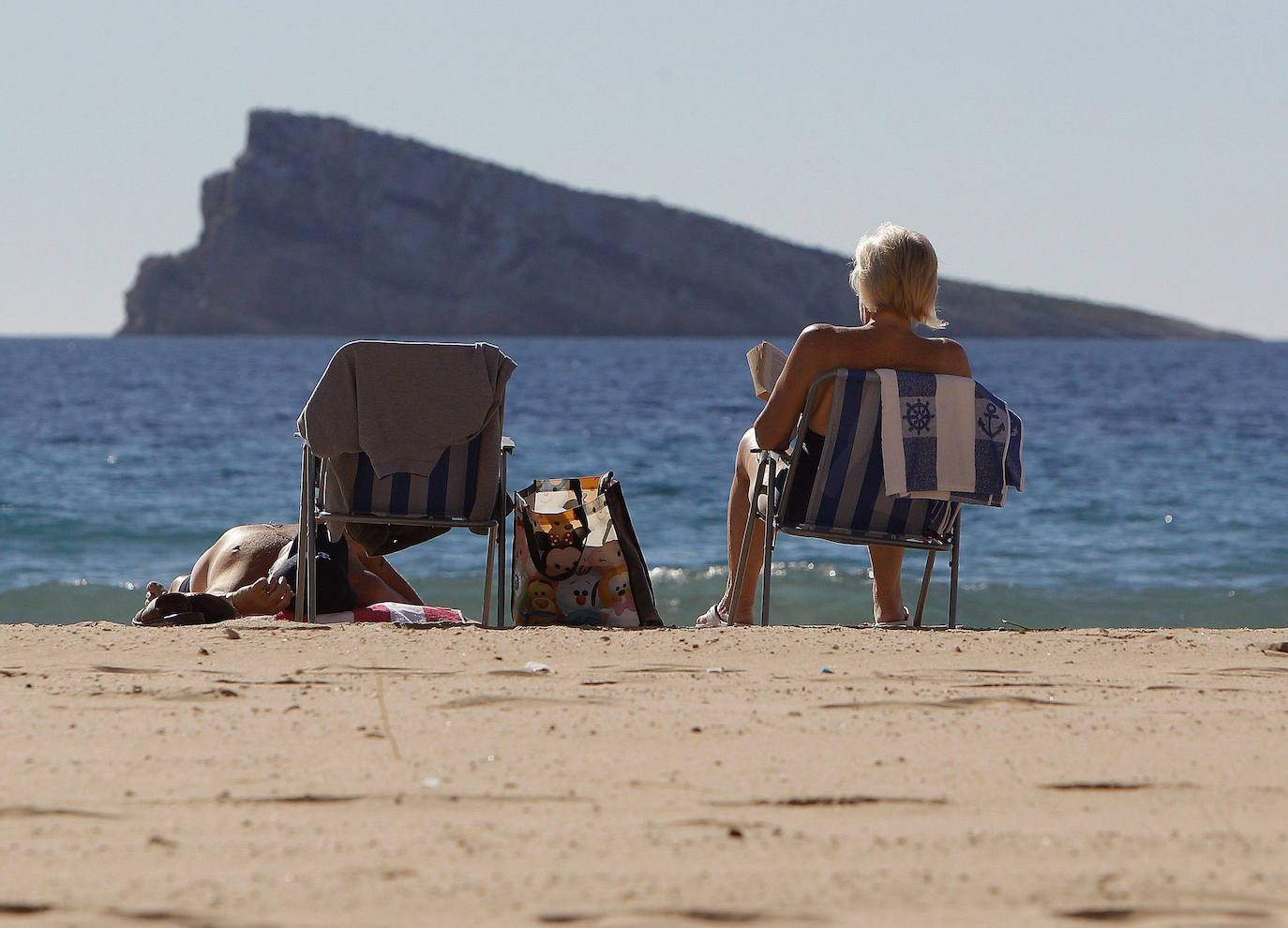 ESPAÑA | Nuestro país encabeza el ranking al tener las mejores condiciones para jubilarse. Esto es así porque cuenta una esperanza de vida cercana a los 84 años (83,99 años) y una pensión media equivalente al 83,4% del salario previo a la jubilación. Asimismo, el grado de salud es el más alto de la lista y la cantidad de médicos de familia por cada 1.000 habitantes supera el cuatro (4,02). La edad media de jubilación en nuestro país es de 61,70 años.