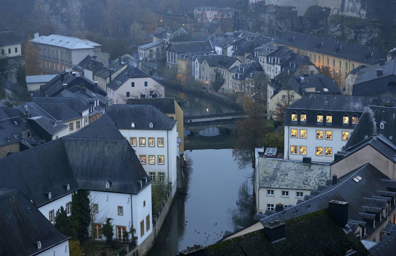 LUXEMBURGO | El país se sitúa en el puesto cinco de la lista. Y lo hace porque cuenta con otra de las pensiones públicas más altas: 90,1% del sueldo. La edad media de jubilación está en los 60,90 años y la esperanza de vida, en 82,79. En cuanto a médicos: 2,98 por cada 1.000 habitantes.