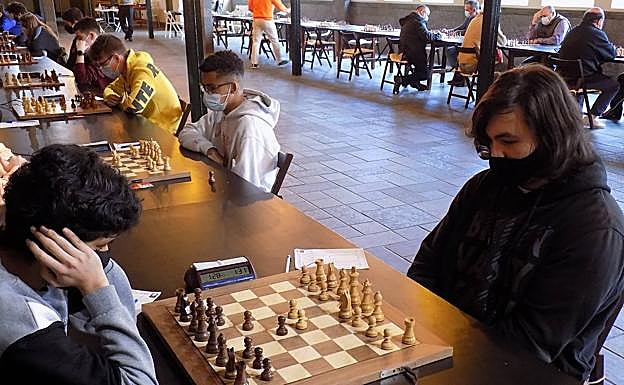 Imagen principal - Arriba, Steve Badillo frente a Eduardo Castro, en el torneo sub dieciséis. Abajo, Omar Fernández frente a Aitor Siscar, en el grupo sub dieciséis. 