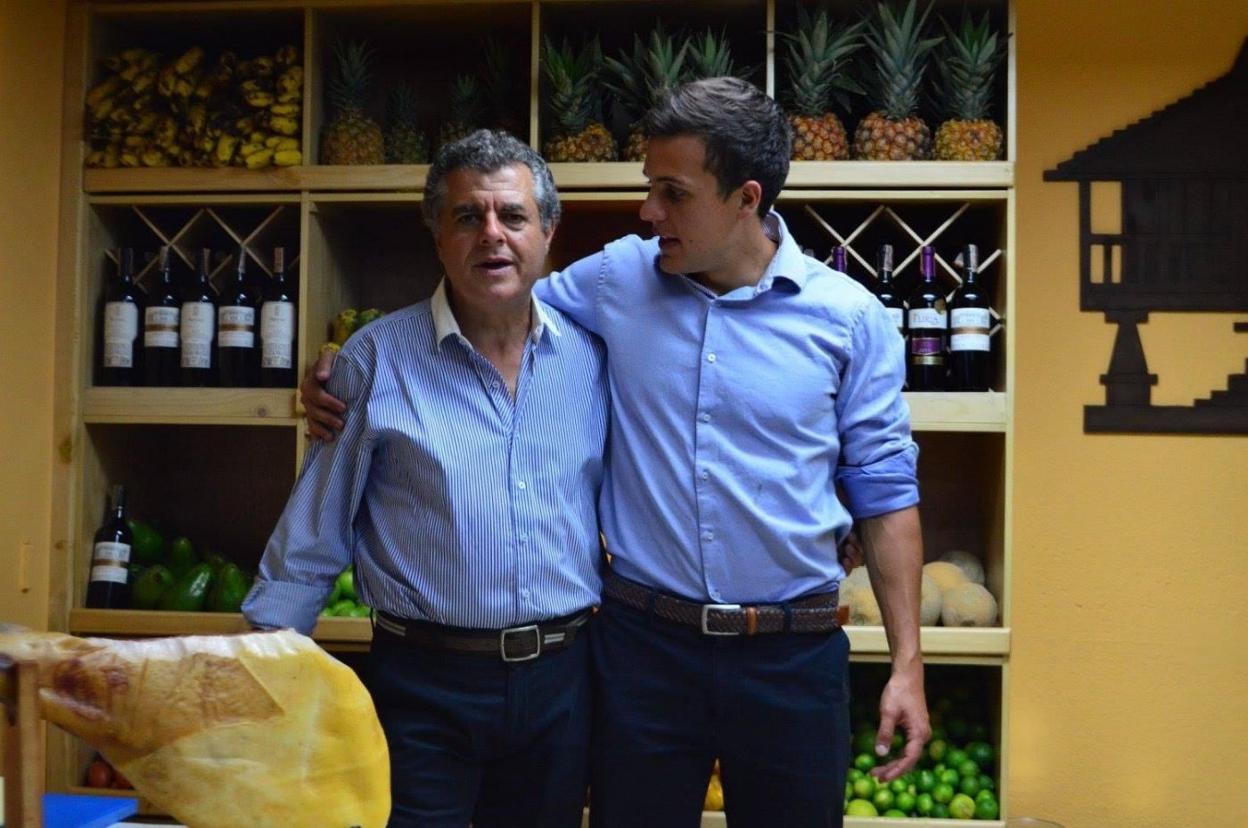 José Luis con su hijo Diego, en el restaurante El Hórreo, en Bogotá. 