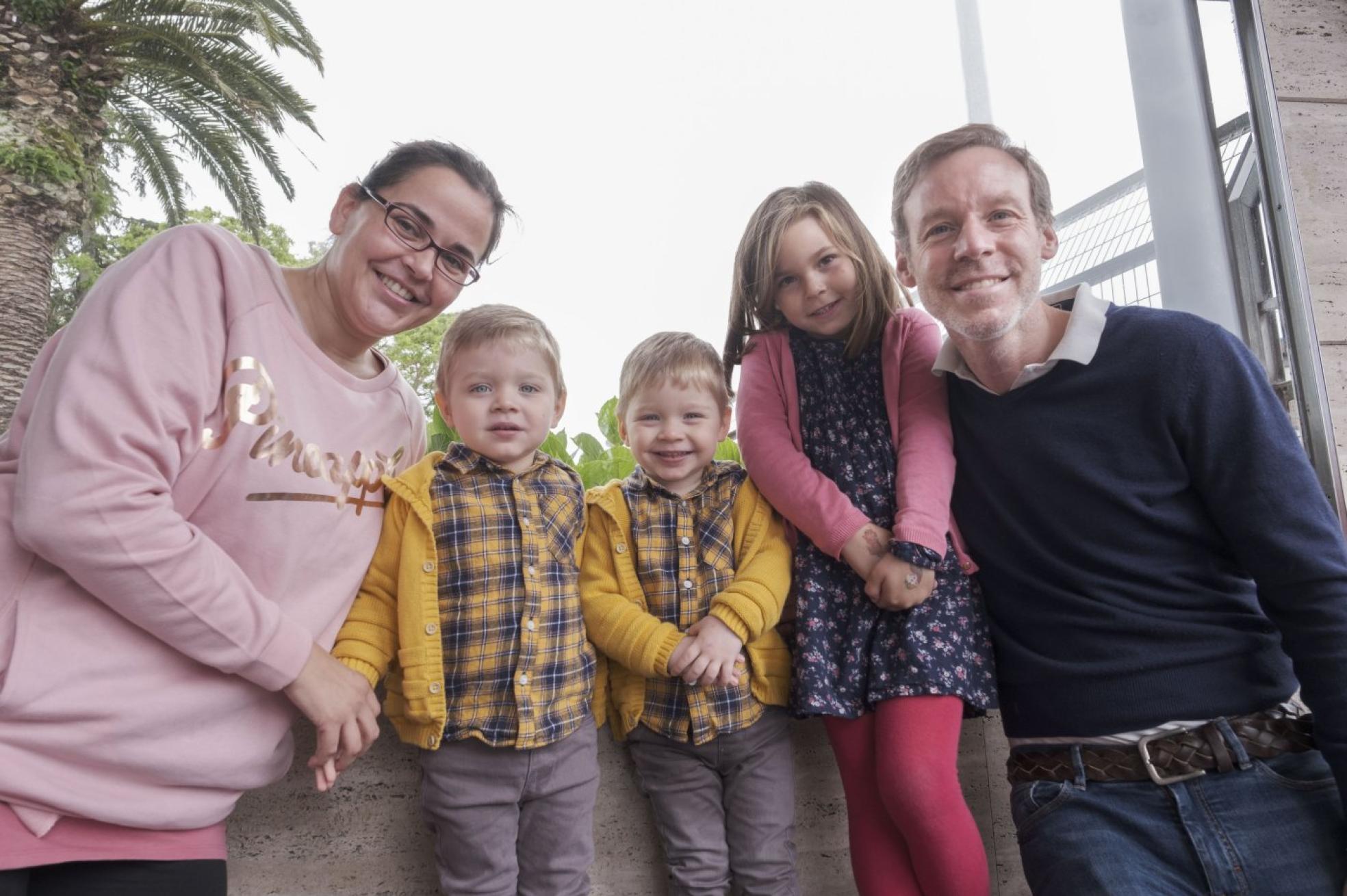 Familia numerosa. Irene Llana, de 45 años, y Pedro Díaz, con los gemelos Sergio y Álvaro y su hija mayor, Ainara. 