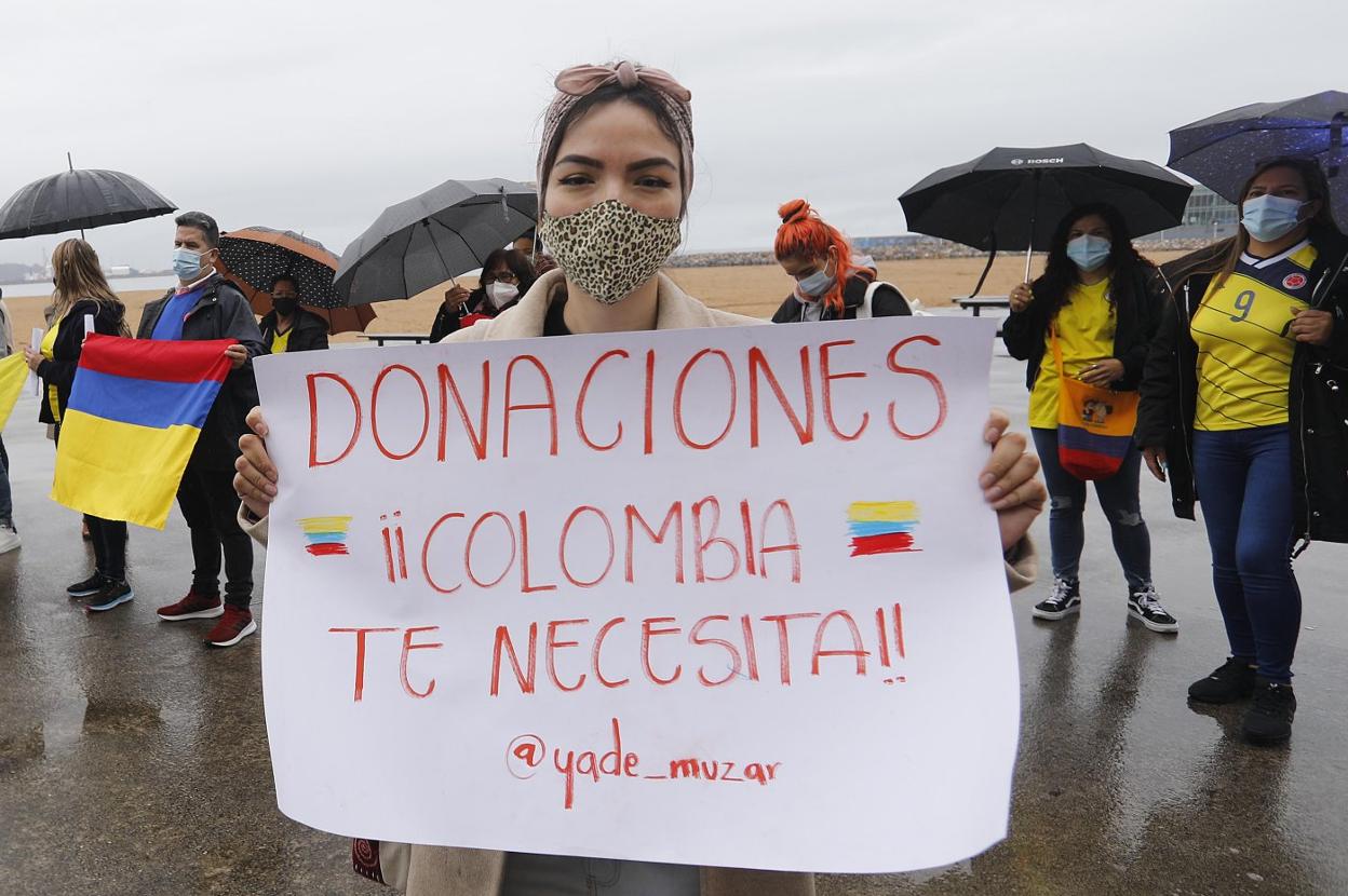 Yeaderli Muñoz, con una pancarta pidiendo ayuda. 