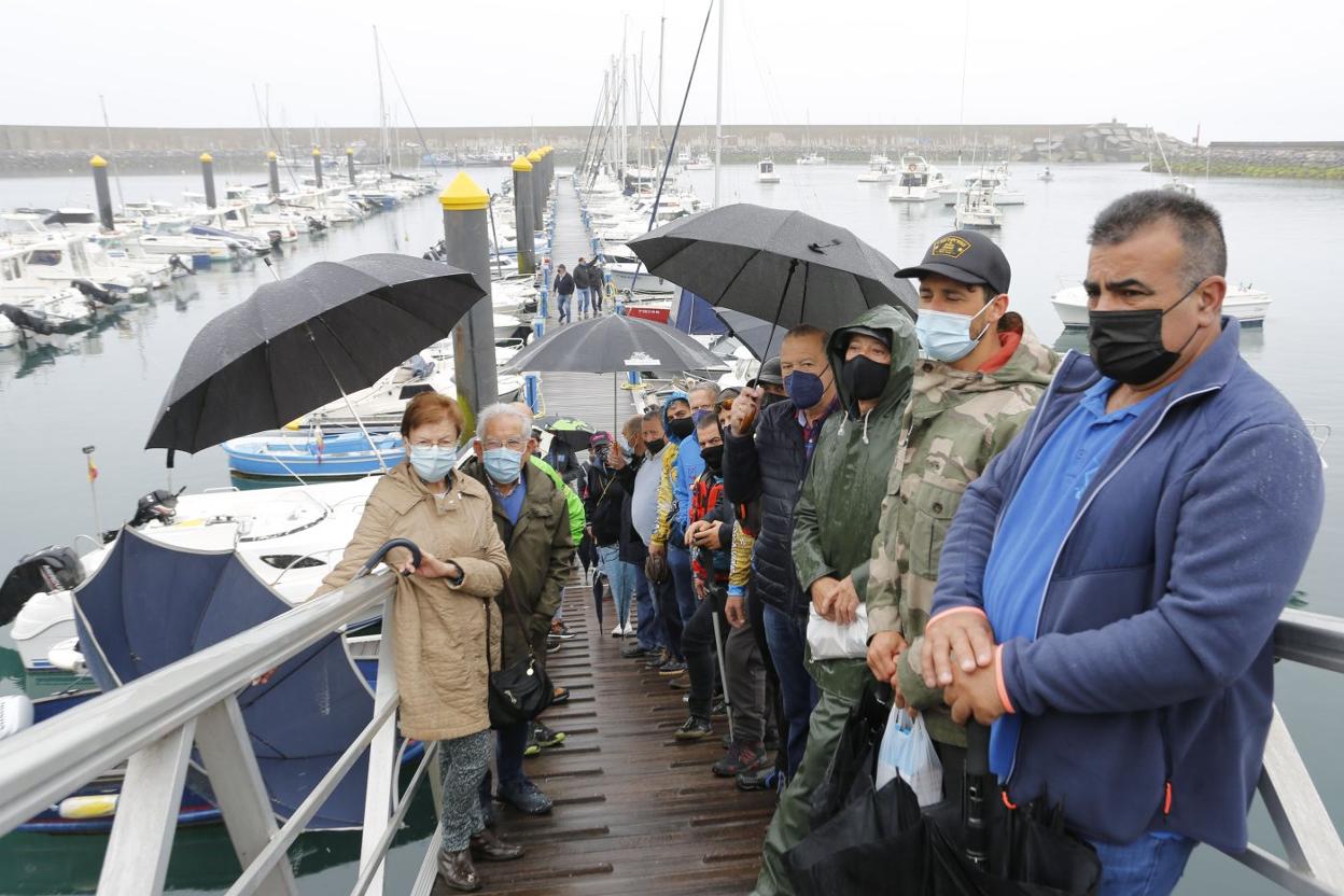 Pescadores, en el acceso a los pantalanes de Luanco, antes de iniciar la protesta. 