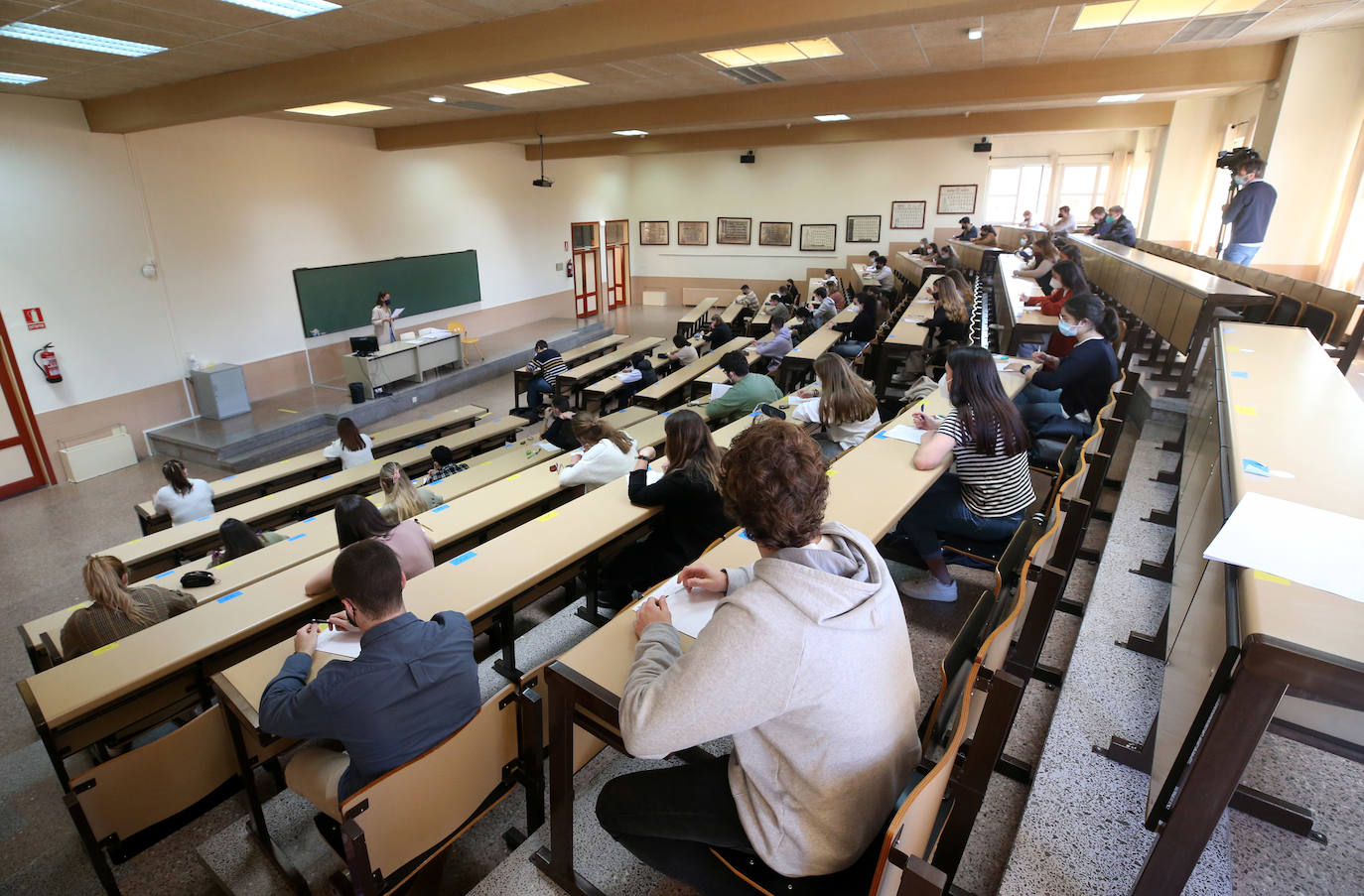 Los alumnos de la Universidad de Oviedo volvieron este lunes a las aulas para realizar los exámenes del segundo cuatrimestre de forma presencial.