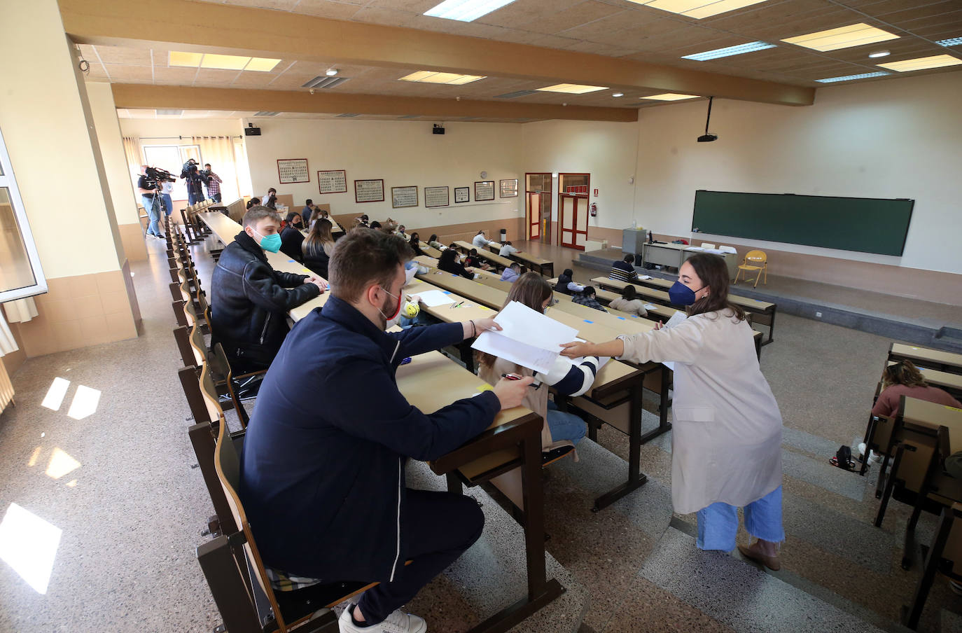 Los alumnos de la Universidad de Oviedo volvieron este lunes a las aulas para realizar los exámenes del segundo cuatrimestre de forma presencial.