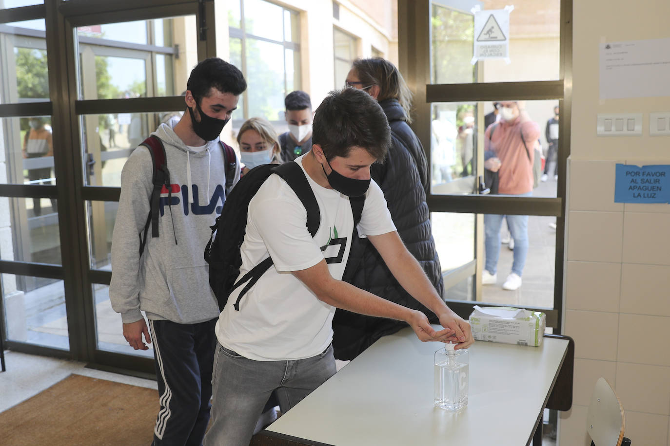 Los alumnos de la Universidad de Oviedo volvieron este lunes a las aulas para realizar los exámenes del segundo cuatrimestre de forma presencial.