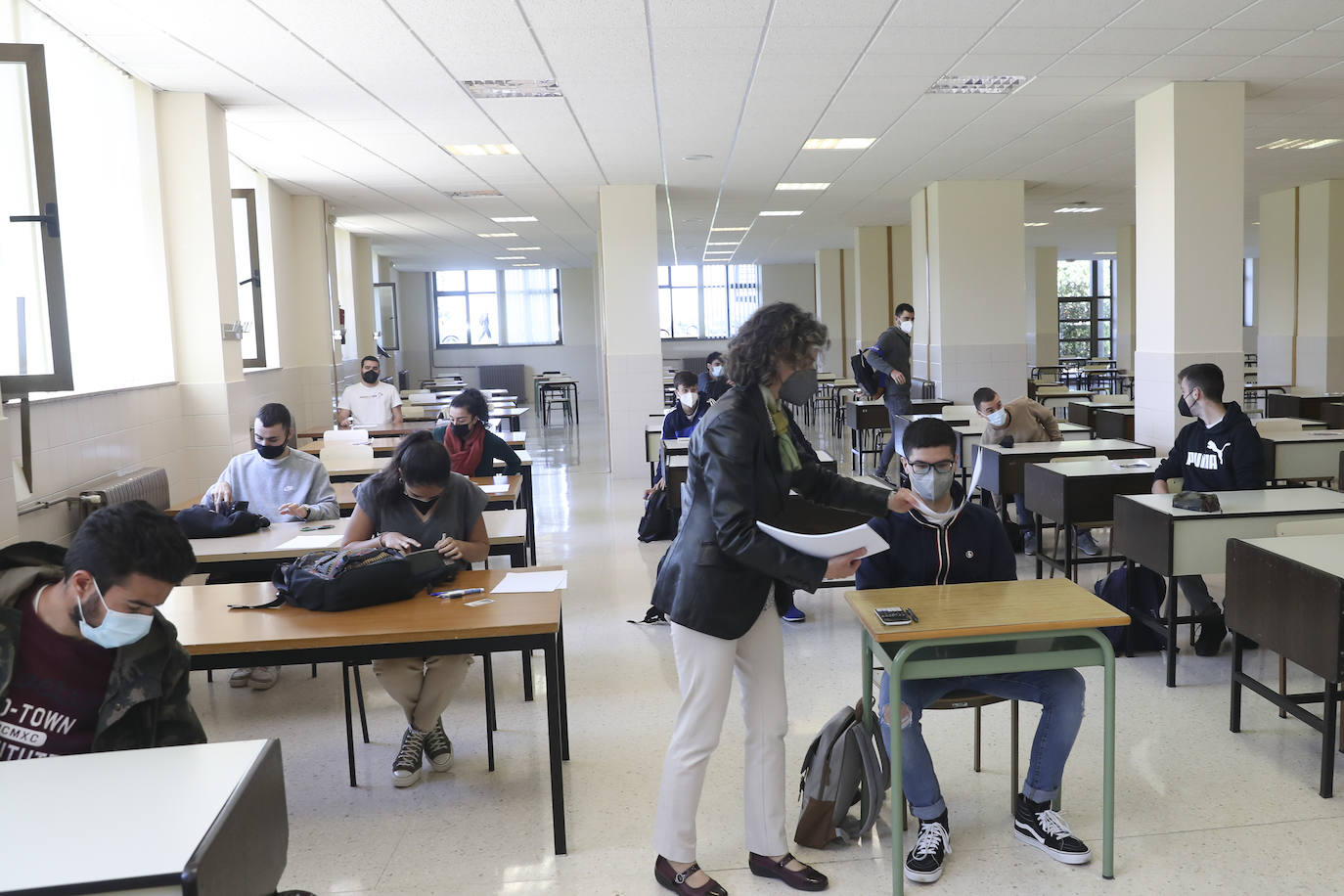 Los alumnos de la Universidad de Oviedo volvieron este lunes a las aulas para realizar los exámenes del segundo cuatrimestre de forma presencial.