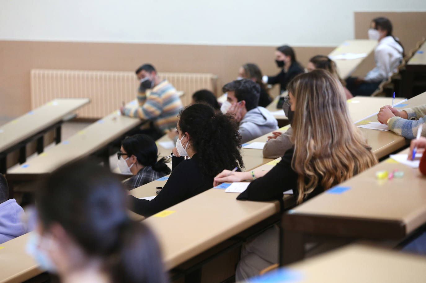 Los alumnos de la Universidad de Oviedo volvieron este lunes a las aulas para realizar los exámenes del segundo cuatrimestre de forma presencial.