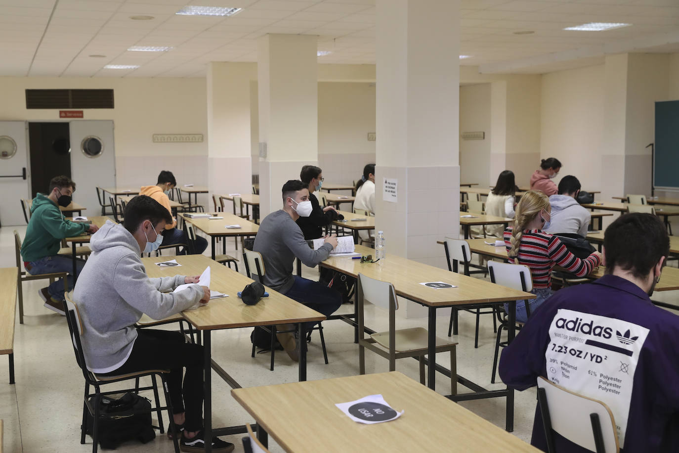 Los alumnos de la Universidad de Oviedo volvieron este lunes a las aulas para realizar los exámenes del segundo cuatrimestre de forma presencial.