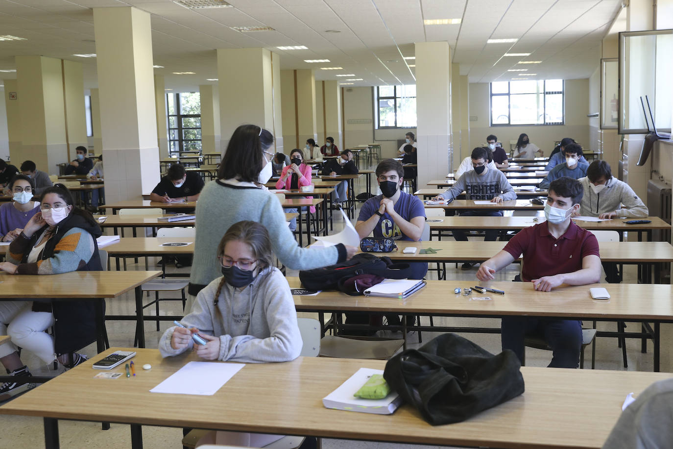 Los alumnos de la Universidad de Oviedo volvieron este lunes a las aulas para realizar los exámenes del segundo cuatrimestre de forma presencial.