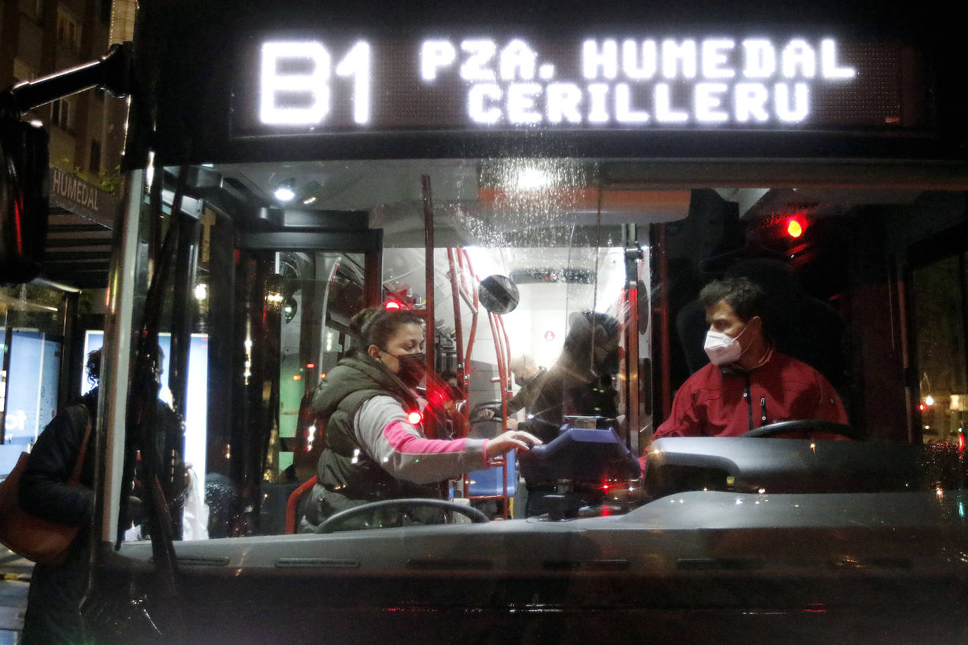 El servicio de autobuses búho regresó a Gijón el pasado viernes tras el paréntesis de la pandemia. También se volvió a poner en marcha el sistema 'antiacoso', es decir, las paradas a demanda, una herramienta para las viajeras que reduce la distancia a destino y contribuye a disminuir el miedo y vulnerabilidad que pueden llegar a sentirse en estos trayectos. 
