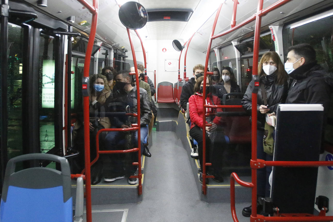 El servicio de autobuses búho regresó a Gijón el pasado viernes tras el paréntesis de la pandemia. También se volvió a poner en marcha el sistema 'antiacoso', es decir, las paradas a demanda, una herramienta para las viajeras que reduce la distancia a destino y contribuye a disminuir el miedo y vulnerabilidad que pueden llegar a sentirse en estos trayectos. 