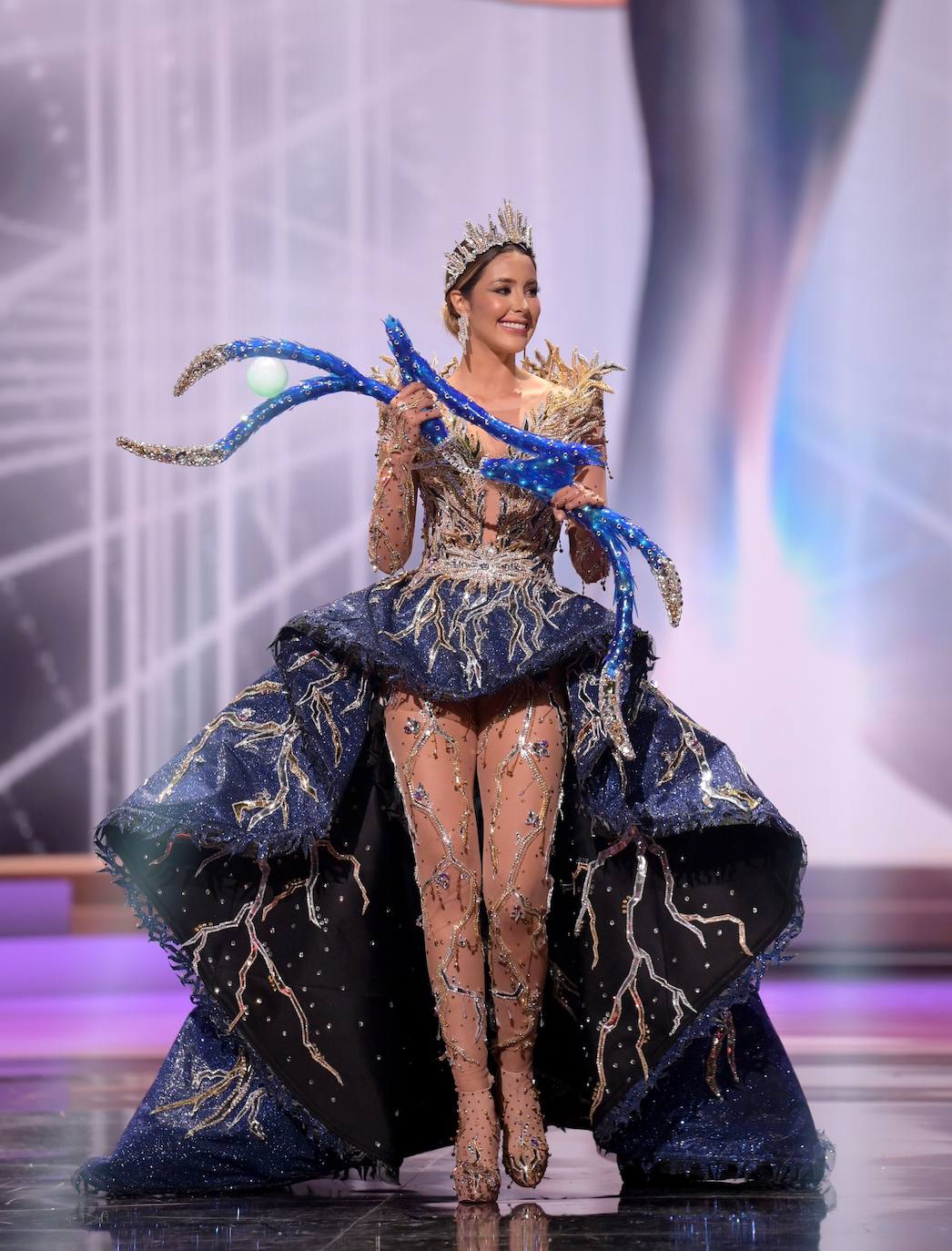 La 69 edición del certamen Miss Universo, celebrado esta madrugada en Miami, ha estado llena de vestidos espectaculares y momentos para la historia. La candidata española era la leonesa Andrea Martínez, que se presentó porque consideraba el concurso una potente herramienta para dar voz a causas sociales. Y estaba en lo cierto. En esta gala hemos podido ver guiños reivindicativos, como el que realizó la candidata de Myanmar, que portó un letrero en el que se podía leer «Pray for Myanmar». Finalmente, la ganadora de Miss Universo 2021 ha sido la representante de México, Andrea Meza. 