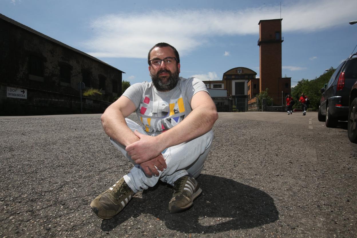 El geógrafo Toño Huerta, sentado frente al taller de Expal. 