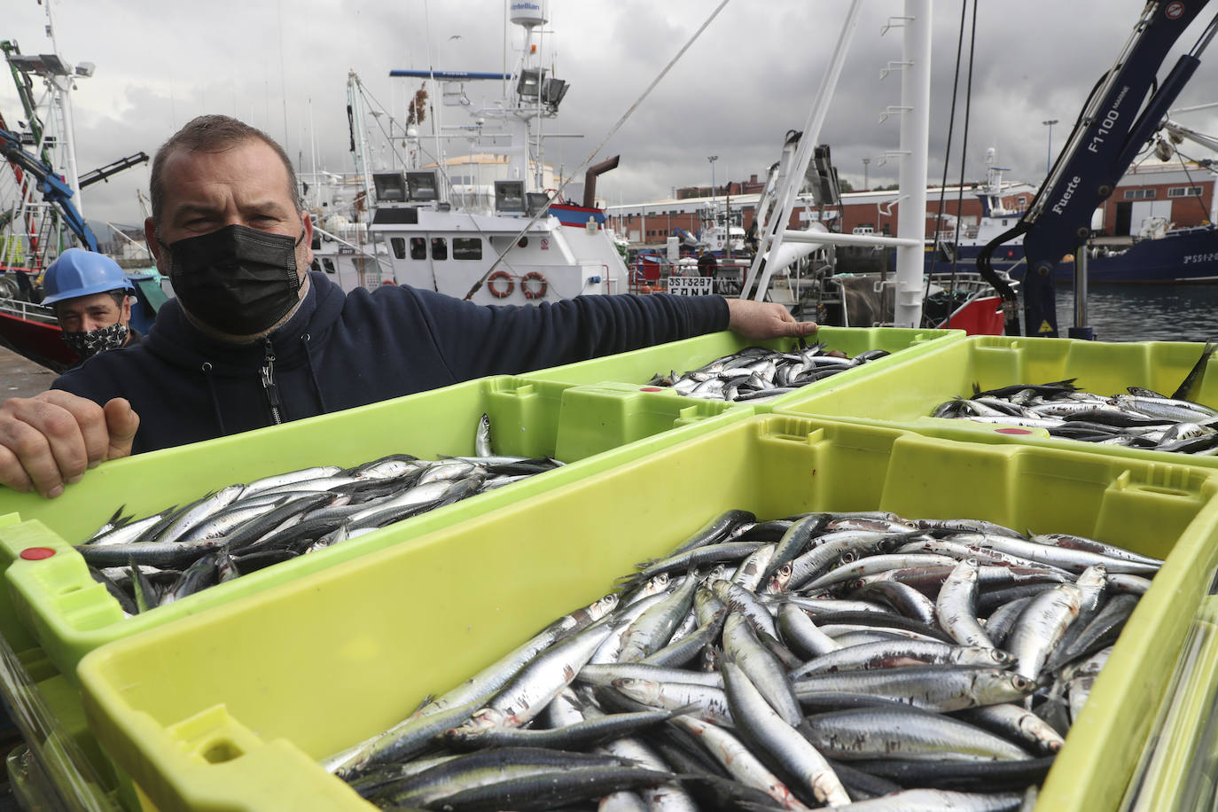 Más de ochenta barcos de toda la flota cantábrica hicieron cola en los muelles del Rendiello para descargar sus capturas.