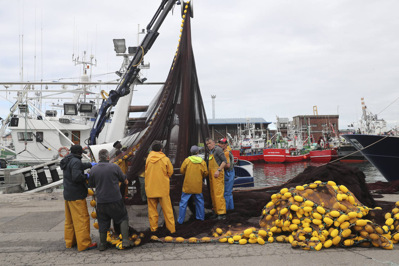 Más de ochenta barcos de toda la flota cantábrica hicieron cola en los muelles del Rendiello para descargar sus capturas.