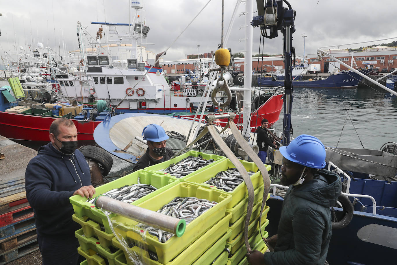 Más de ochenta barcos de toda la flota cantábrica hicieron cola en los muelles del Rendiello para descargar sus capturas.