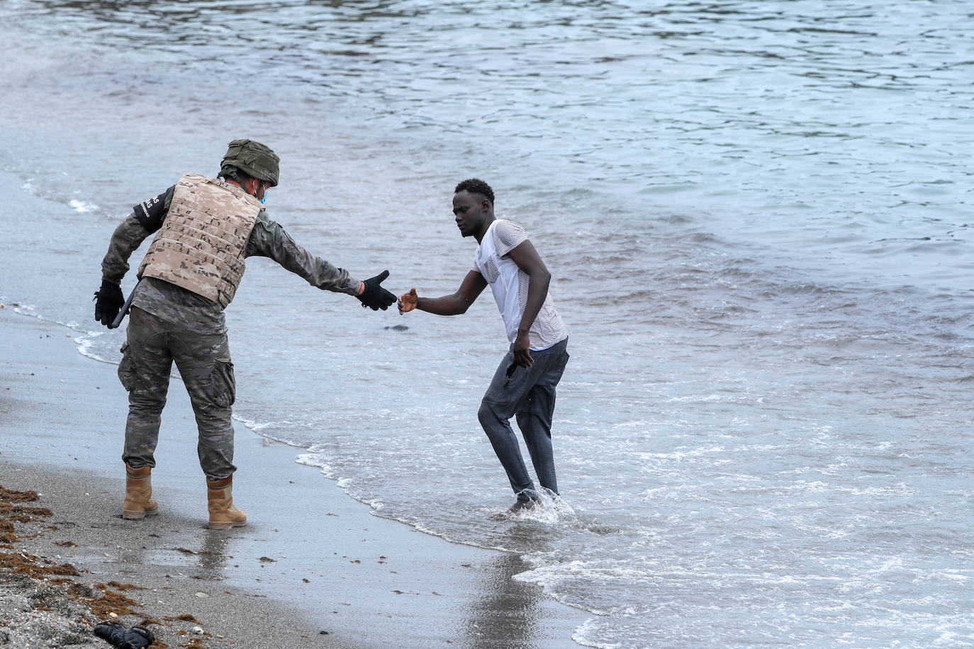 Miles de migrantes procedentes de África, principalmente de Marruecos, han cruzado a nado la frontera marítima entre Ceuta y el país vecino, creando una crisis migratoria que no se vivía en esta ciudad autónoma desde hace años, colapsada ahora ante el número de llegadas.