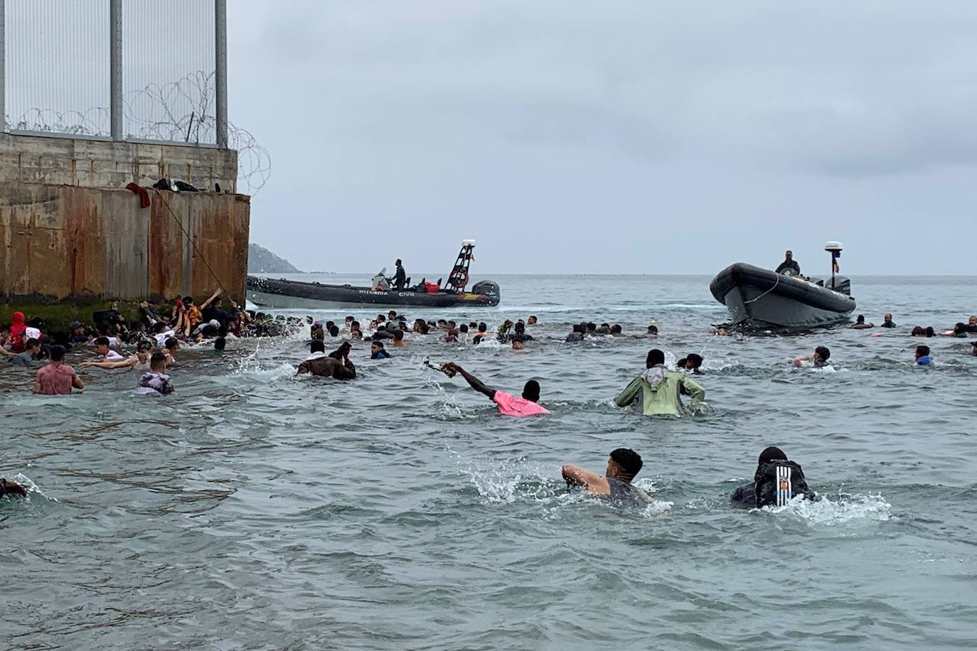 Miles de migrantes procedentes de África, principalmente de Marruecos, han cruzado a nado la frontera marítima entre Ceuta y el país vecino, creando una crisis migratoria que no se vivía en esta ciudad autónoma desde hace años, colapsada ahora ante el número de llegadas.