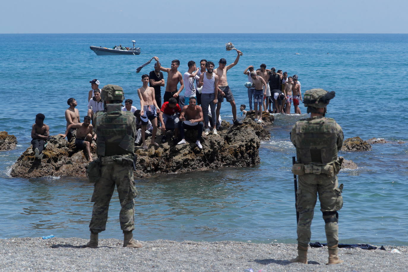Miles de migrantes procedentes de África, principalmente de Marruecos, han cruzado a nado la frontera marítima entre Ceuta y el país vecino, creando una crisis migratoria que no se vivía en esta ciudad autónoma desde hace años, colapsada ahora ante el número de llegadas.
