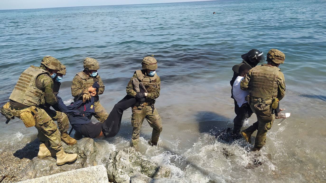 Miles de migrantes procedentes de África, principalmente de Marruecos, han cruzado a nado la frontera marítima entre Ceuta y el país vecino, creando una crisis migratoria que no se vivía en esta ciudad autónoma desde hace años, colapsada ahora ante el número de llegadas. 