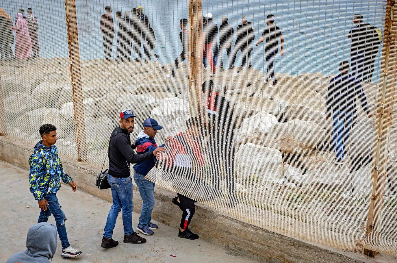 Miles de migrantes procedentes de África, principalmente de Marruecos, han cruzado a nado la frontera marítima entre Ceuta y el país vecino, creando una crisis migratoria que no se vivía en esta ciudad autónoma desde hace años, colapsada ahora ante el número de llegadas.