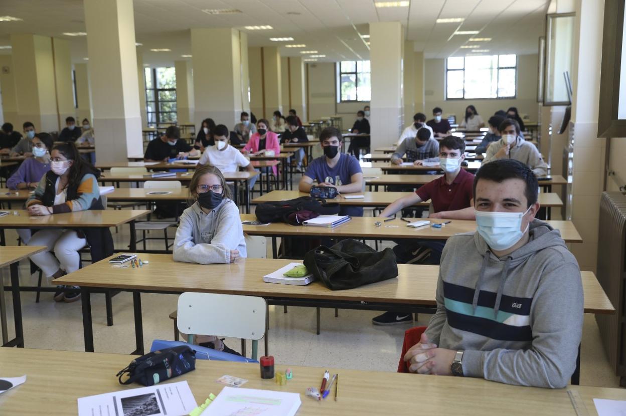 Los alumnos de la EPI afrontan los exámenes finales con una sonrisa y medidas de seguridad. 