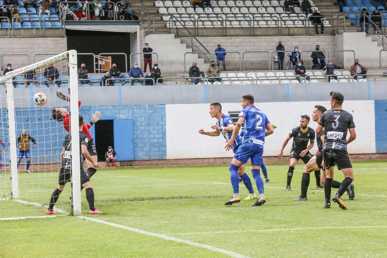 Momento en el que Albuquerque remata de cabeza para hacer el 2-0 el domingo.