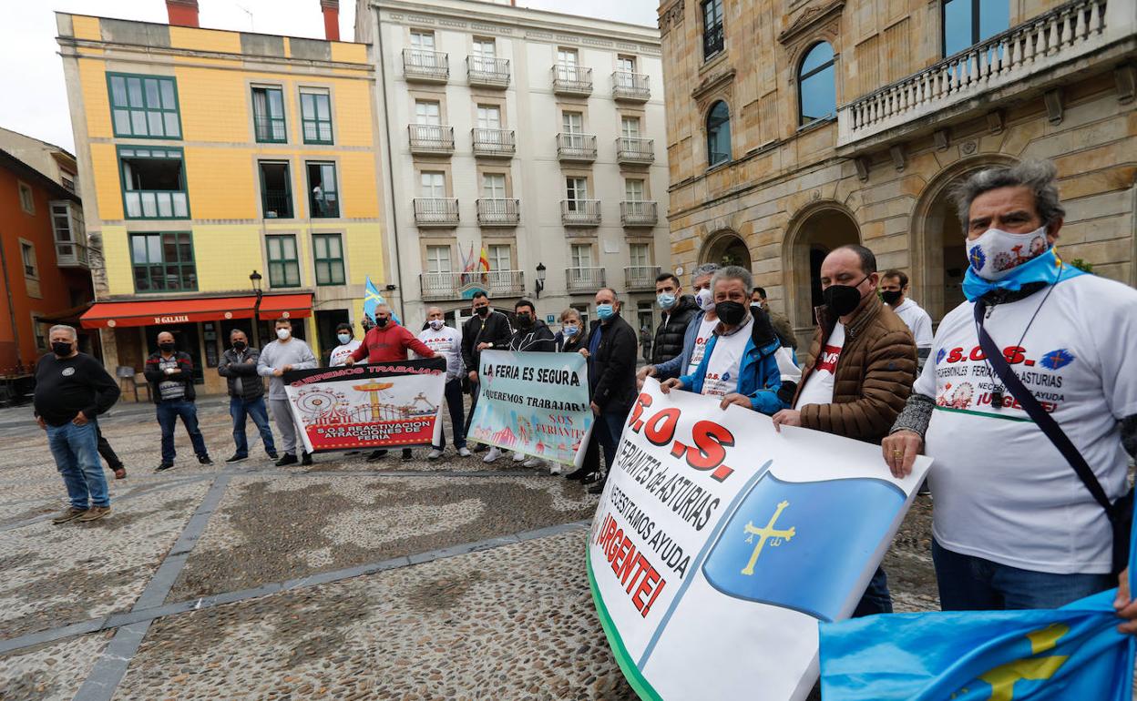 La concentración de feriantes este martes delante del Ayuntamiento de Gijón. 