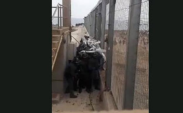 Atacan con piedras a guardias civiles de Gijón desplazados a Ceuta