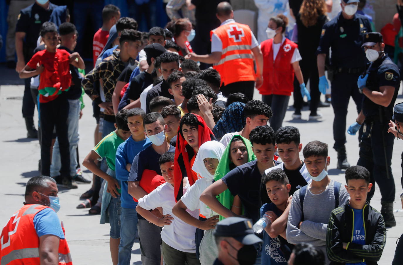  Por segundo día consecutivo, Ceuta ha vivido una crisis migratoria que está dejando datos e imágenes escalofriantes. En la costa ceutí se ha visto la llegada de miles de personas exhaustas, entre ellos jóvenes y niños, tras lanzarse al mar desde Marruecos para tratar de llegar a territorio español, ante la impasibilidad de los militares marroquíes. Algunas de estas personas han tenido que utilizar botellas de plástico a modo de flotador y otras han tenido que ser atendidas en la playa por las Fuerzas y Cuerpos de Seguridad y por voluntarios. 