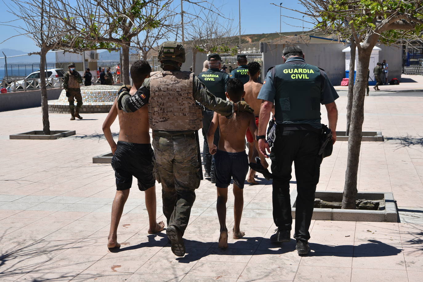  Por segundo día consecutivo, Ceuta ha vivido una crisis migratoria que está dejando datos e imágenes escalofriantes. En la costa ceutí se ha visto la llegada de miles de personas exhaustas, entre ellos jóvenes y niños, tras lanzarse al mar desde Marruecos para tratar de llegar a territorio español, ante la impasibilidad de los militares marroquíes. Algunas de estas personas han tenido que utilizar botellas de plástico a modo de flotador y otras han tenido que ser atendidas en la playa por las Fuerzas y Cuerpos de Seguridad y por voluntarios. 