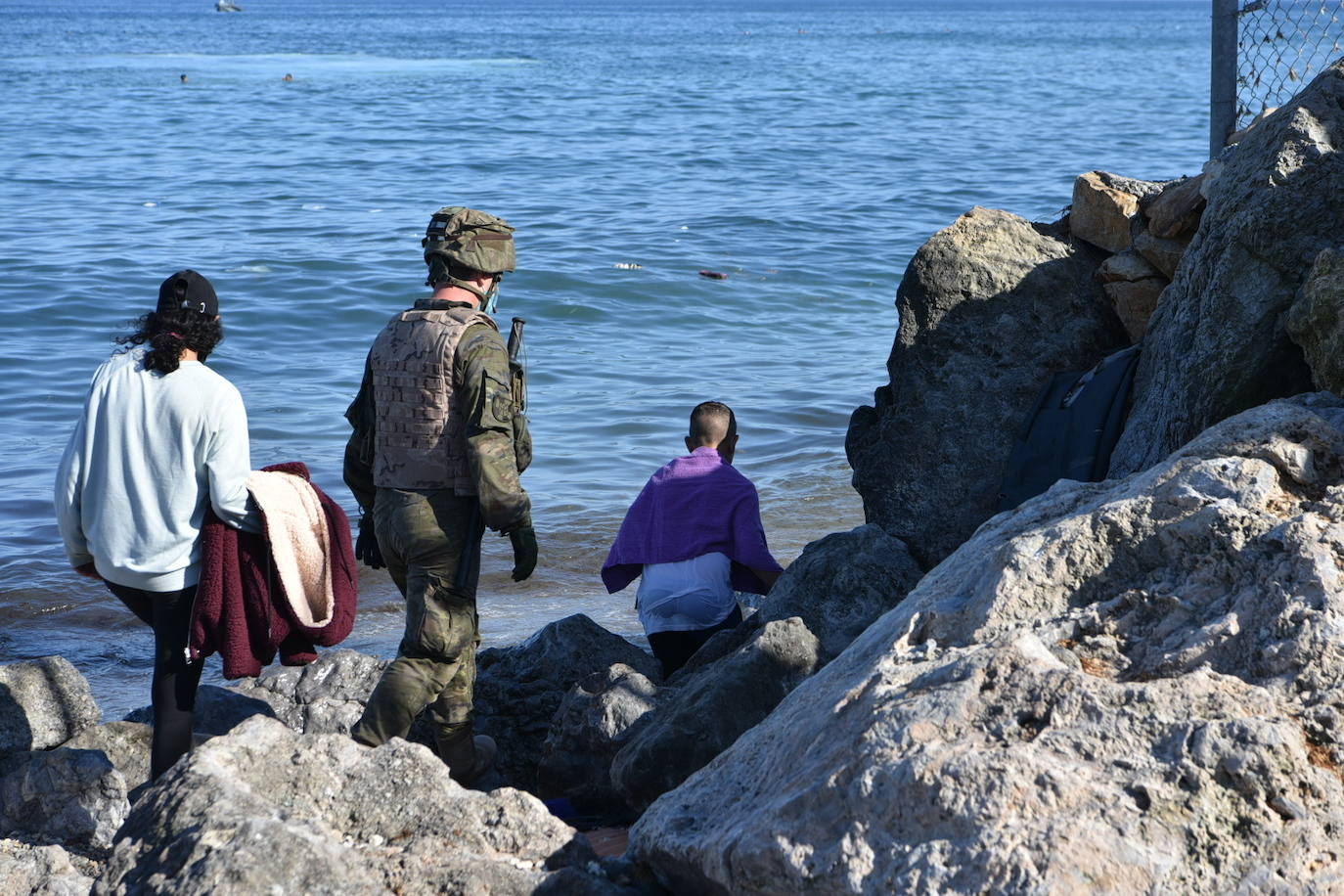  Por segundo día consecutivo, Ceuta ha vivido una crisis migratoria que está dejando datos e imágenes escalofriantes. En la costa ceutí se ha visto la llegada de miles de personas exhaustas, entre ellos jóvenes y niños, tras lanzarse al mar desde Marruecos para tratar de llegar a territorio español, ante la impasibilidad de los militares marroquíes. Algunas de estas personas han tenido que utilizar botellas de plástico a modo de flotador y otras han tenido que ser atendidas en la playa por las Fuerzas y Cuerpos de Seguridad y por voluntarios. 