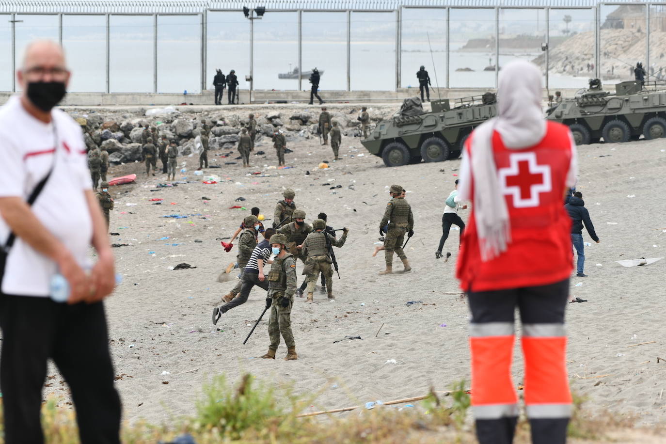  Por segundo día consecutivo, Ceuta ha vivido una crisis migratoria que está dejando datos e imágenes escalofriantes. En la costa ceutí se ha visto la llegada de miles de personas exhaustas, entre ellos jóvenes y niños, tras lanzarse al mar desde Marruecos para tratar de llegar a territorio español, ante la impasibilidad de los militares marroquíes. Algunas de estas personas han tenido que utilizar botellas de plástico a modo de flotador y otras han tenido que ser atendidas en la playa por las Fuerzas y Cuerpos de Seguridad y por voluntarios. 