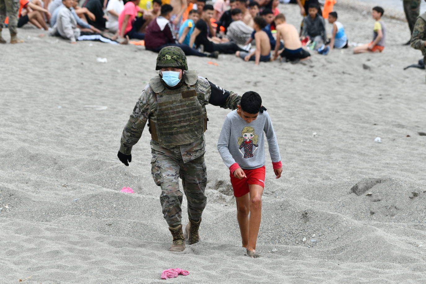  Por segundo día consecutivo, Ceuta ha vivido una crisis migratoria que está dejando datos e imágenes escalofriantes. En la costa ceutí se ha visto la llegada de miles de personas exhaustas, entre ellos jóvenes y niños, tras lanzarse al mar desde Marruecos para tratar de llegar a territorio español, ante la impasibilidad de los militares marroquíes. Algunas de estas personas han tenido que utilizar botellas de plástico a modo de flotador y otras han tenido que ser atendidas en la playa por las Fuerzas y Cuerpos de Seguridad y por voluntarios. 