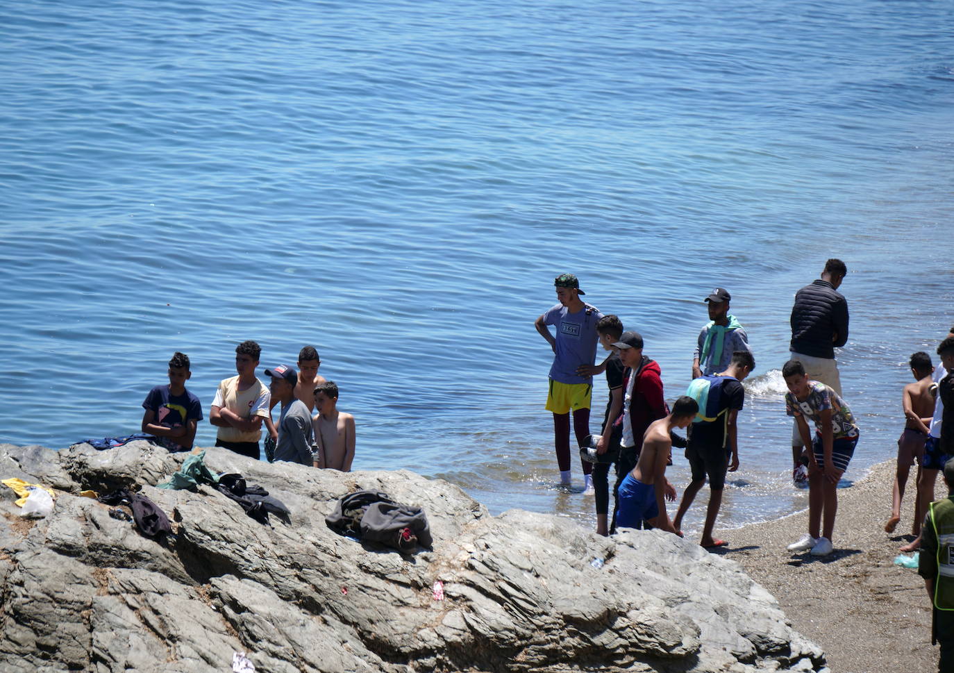  Por segundo día consecutivo, Ceuta ha vivido una crisis migratoria que está dejando datos e imágenes escalofriantes. En la costa ceutí se ha visto la llegada de miles de personas exhaustas, entre ellos jóvenes y niños, tras lanzarse al mar desde Marruecos para tratar de llegar a territorio español, ante la impasibilidad de los militares marroquíes. Algunas de estas personas han tenido que utilizar botellas de plástico a modo de flotador y otras han tenido que ser atendidas en la playa por las Fuerzas y Cuerpos de Seguridad y por voluntarios. 