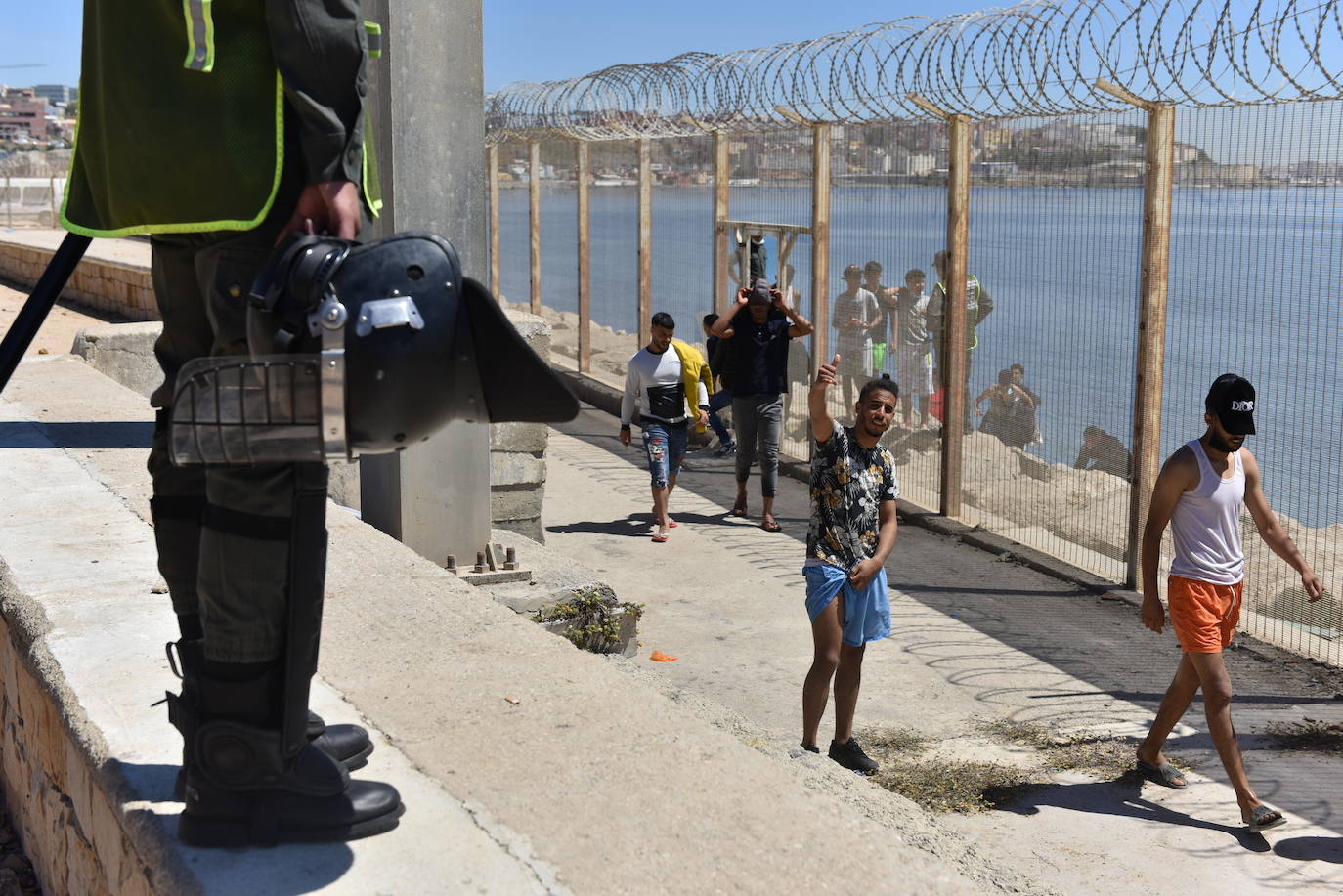  Por segundo día consecutivo, Ceuta ha vivido una crisis migratoria que está dejando datos e imágenes escalofriantes. En la costa ceutí se ha visto la llegada de miles de personas exhaustas, entre ellos jóvenes y niños, tras lanzarse al mar desde Marruecos para tratar de llegar a territorio español, ante la impasibilidad de los militares marroquíes. Algunas de estas personas han tenido que utilizar botellas de plástico a modo de flotador y otras han tenido que ser atendidas en la playa por las Fuerzas y Cuerpos de Seguridad y por voluntarios. 