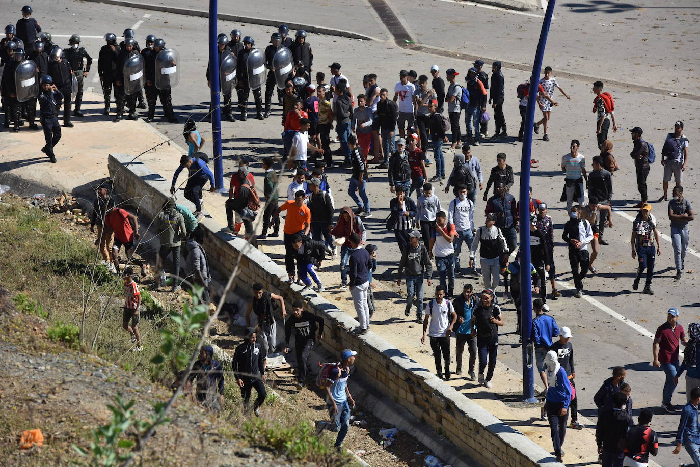  Por segundo día consecutivo, Ceuta ha vivido una crisis migratoria que está dejando datos e imágenes escalofriantes. En la costa ceutí se ha visto la llegada de miles de personas exhaustas, entre ellos jóvenes y niños, tras lanzarse al mar desde Marruecos para tratar de llegar a territorio español, ante la impasibilidad de los militares marroquíes. Algunas de estas personas han tenido que utilizar botellas de plástico a modo de flotador y otras han tenido que ser atendidas en la playa por las Fuerzas y Cuerpos de Seguridad y por voluntarios. 