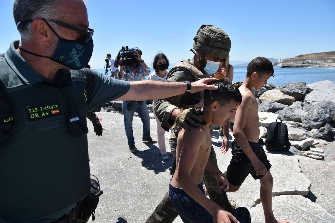  Por segundo día consecutivo, Ceuta ha vivido una crisis migratoria que está dejando datos e imágenes escalofriantes. En la costa ceutí se ha visto la llegada de miles de personas exhaustas, entre ellos jóvenes y niños, tras lanzarse al mar desde Marruecos para tratar de llegar a territorio español, ante la impasibilidad de los militares marroquíes. Algunas de estas personas han tenido que utilizar botellas de plástico a modo de flotador y otras han tenido que ser atendidas en la playa por las Fuerzas y Cuerpos de Seguridad y por voluntarios. 