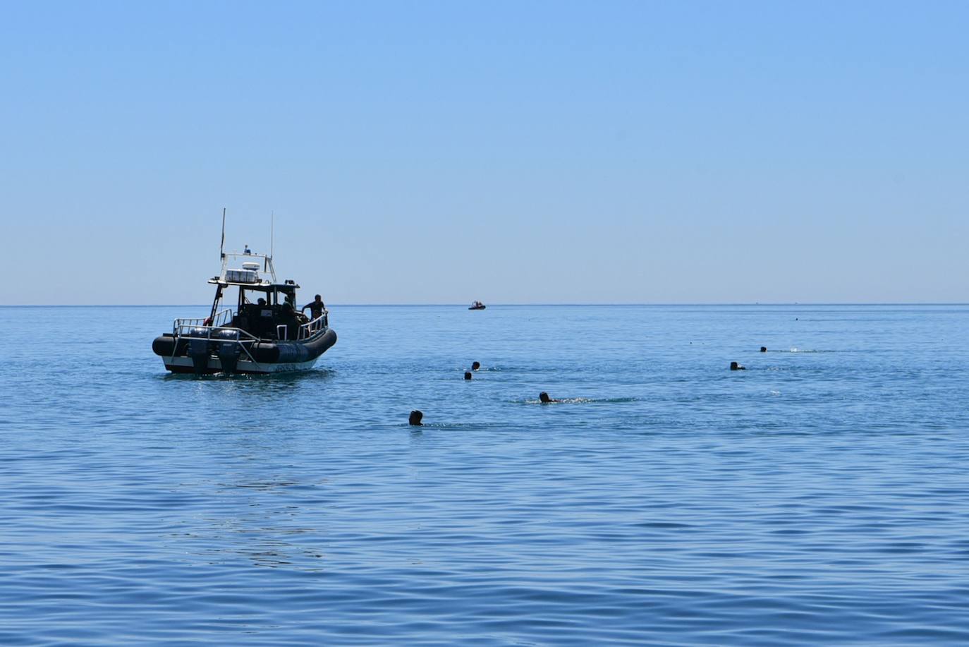  Por segundo día consecutivo, Ceuta ha vivido una crisis migratoria que está dejando datos e imágenes escalofriantes. En la costa ceutí se ha visto la llegada de miles de personas exhaustas, entre ellos jóvenes y niños, tras lanzarse al mar desde Marruecos para tratar de llegar a territorio español, ante la impasibilidad de los militares marroquíes. Algunas de estas personas han tenido que utilizar botellas de plástico a modo de flotador y otras han tenido que ser atendidas en la playa por las Fuerzas y Cuerpos de Seguridad y por voluntarios. 