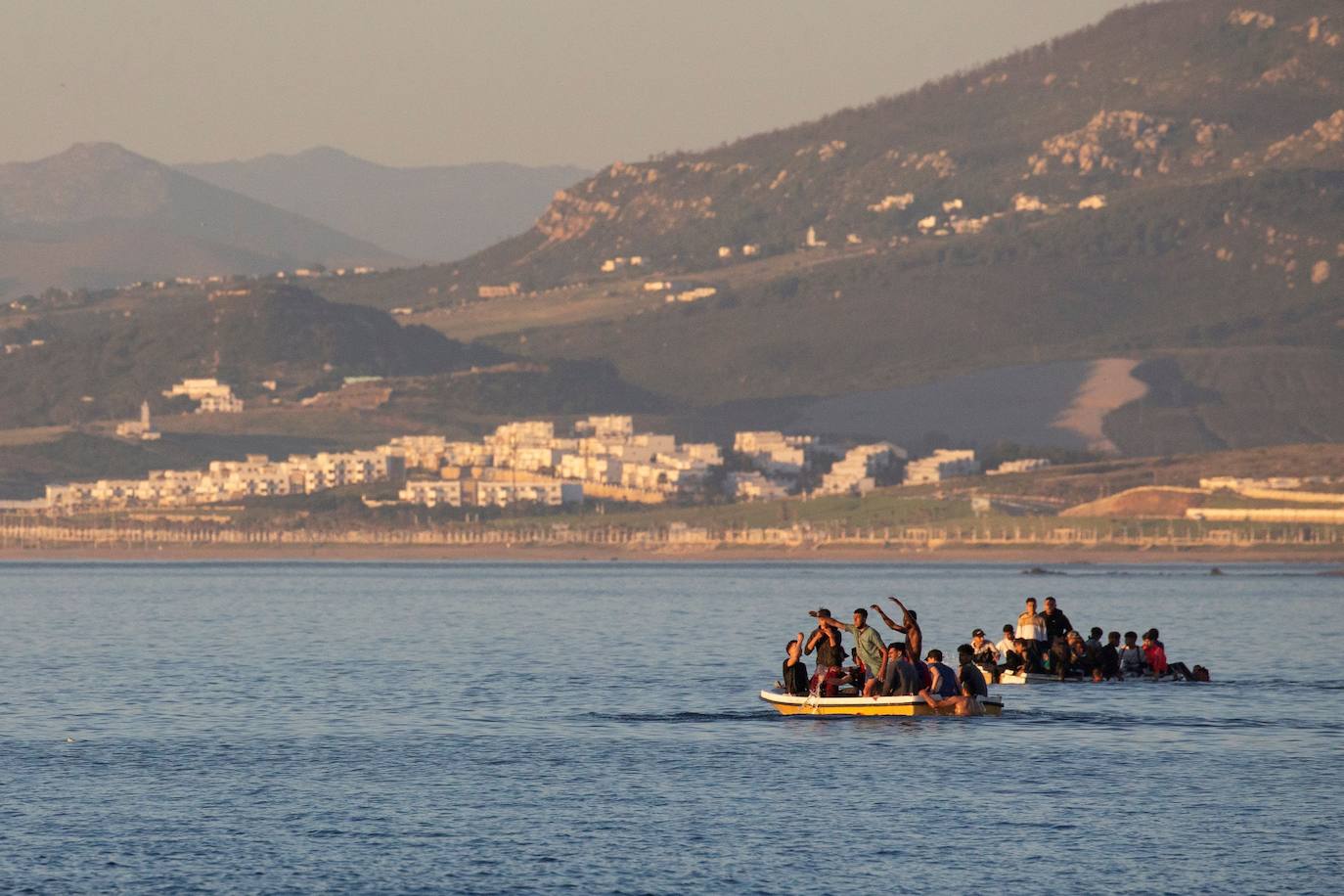  Por segundo día consecutivo, Ceuta ha vivido una crisis migratoria que está dejando datos e imágenes escalofriantes. En la costa ceutí se ha visto la llegada de miles de personas exhaustas, entre ellos jóvenes y niños, tras lanzarse al mar desde Marruecos para tratar de llegar a territorio español, ante la impasibilidad de los militares marroquíes. Algunas de estas personas han tenido que utilizar botellas de plástico a modo de flotador y otras han tenido que ser atendidas en la playa por las Fuerzas y Cuerpos de Seguridad y por voluntarios. 