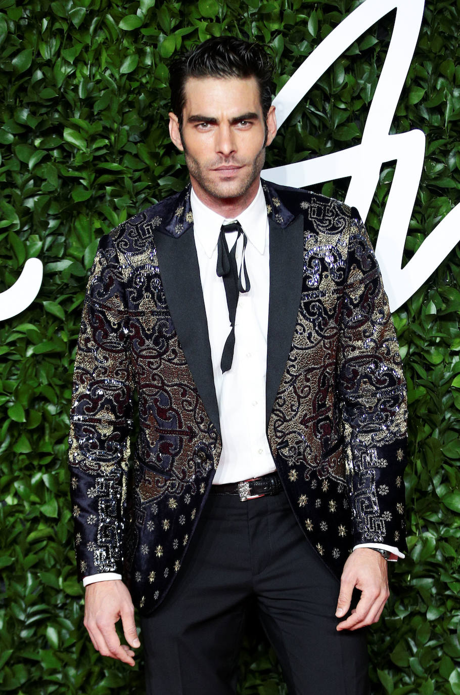 Uno de los modelos internacionales con más éxito del país cumple años. Se trata de Jon Kortajarena que precisamente hoy alcanza las 36 primaveras feliz y conforme consigo mismo y. como no, con su aspecto físico: «Como hombre soy mucho más culto y tengo más que ofrecer. Me encuentro más guapo que cuando tenía 21», confiesa.